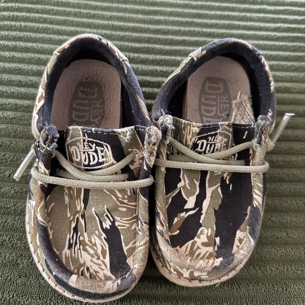 Hey Dude toddler size 7 camo loafer